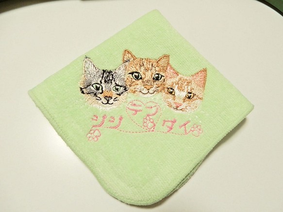 ３匹の猫ちゃんの刺繍ハンカチ　うちの子刺繍グッズ 1枚目の画像