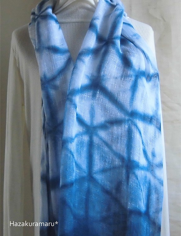 雪花絞り藍染め綿麻のストール 1枚目の画像