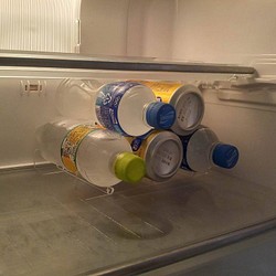 【トライアングルストッカー】冷蔵庫の飲み物整理に / お手入れ簡単な組立式 1枚目の画像