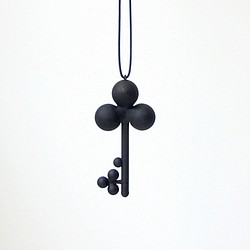 三葉草鑰匙吊墜（黑色）--四葉草鑰匙吊墜（黑色） 第1張的照片