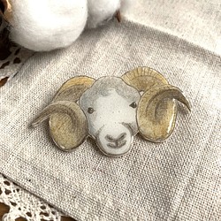 巻角羊の顔の原画ブローチ 1枚目の画像