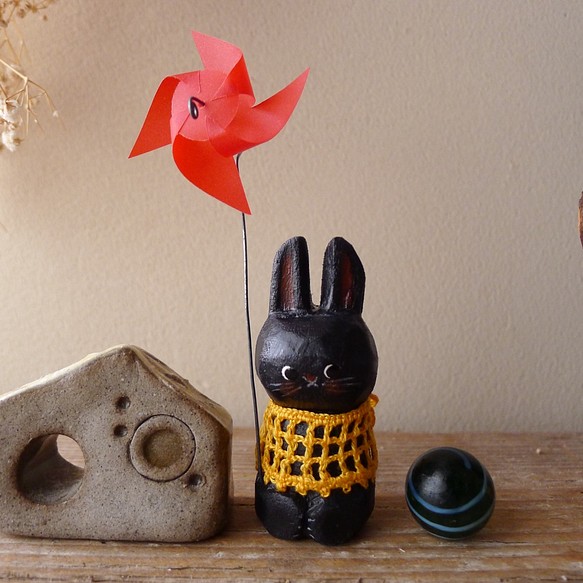 木彫り・お婆ちゃんのショールを前掛けにしたウサギ（黒） 1枚目の画像
