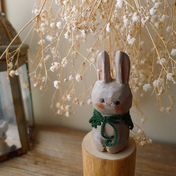 木彫り・お婆ちゃんのショールを羽織ったウサギ（グレー） 1枚目の画像