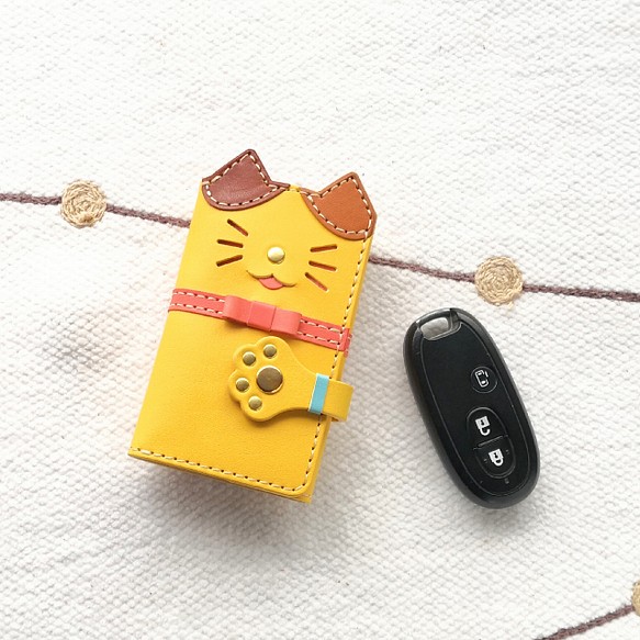 仕舞い忘れのベロ＊ハチワレ子猫の三つ折りレザーキーケース＊カードポケット付き 1枚目の画像