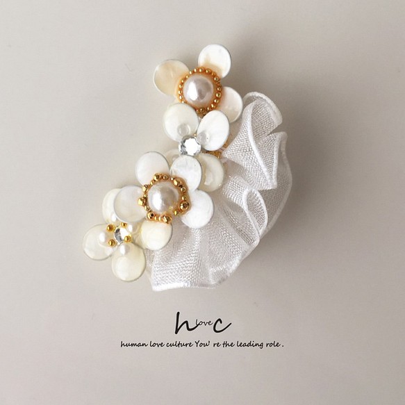存在感たっぷり純白花のイヤーカフ　オーガンジーリボン 1枚目の画像