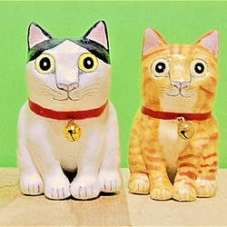 2匹の猫（中）（左）白と黒の猫（右）茶トラ猫の置物＃90（紙粘土と新聞紙） その他置物 工房TAKA 通販｜Creema(クリーマ) 11805099