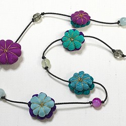 <送料無料> 着物地と天然石とグラスビーズで作った小花のネックレス　青緑✖️紫(紐こげ茶) 1枚目の画像