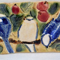 青い小鳥三羽の陶板　インテリア飾り・壁掛け　赤い実と小鳥　野鳥　手作り陶器・陶芸作品　植物柄 1枚目の画像