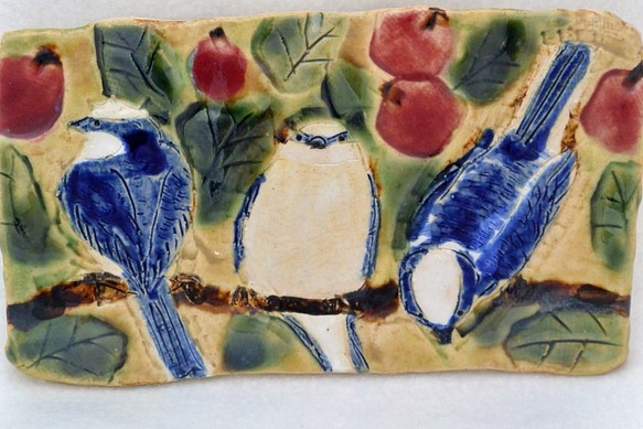 青い小鳥三羽の陶板　インテリア飾り・壁掛け　赤い実と小鳥　野鳥　手作り陶器・陶芸作品　植物柄 1枚目の画像