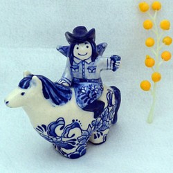 ＊おしげ様専用のお品＊　乗馬をする、羽根のある女の子　白とブルー　置き物　手作り陶芸・陶器 1枚目の画像