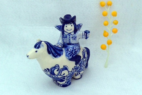 ＊おしげ様専用のお品＊　乗馬をする、羽根のある女の子　白とブルー　置き物　手作り陶芸・陶器 1枚目の画像