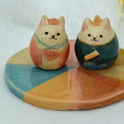 ひな人形　ネコのお雛様　カラフルな下敷きつき　手作り陶器・陶芸　ねこ　白猫の置き物 1枚目の画像