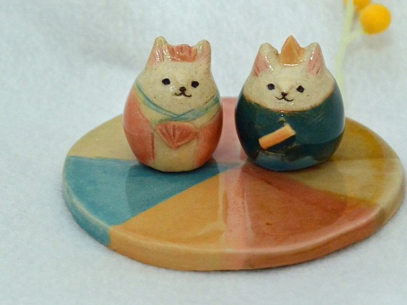 ひな人形　ネコのお雛様　カラフルな下敷きつき　手作り陶器・陶芸　ねこ　白猫の置き物 1枚目の画像