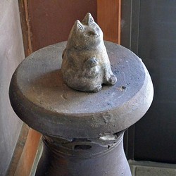 招き猫　お庭や玄関に！　ねこの置き物　ぷっくり癒しネコ　渋めカラー　手作り陶芸　陶器の置物 1枚目の画像