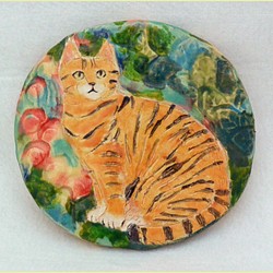 ネコの陶板　トラ柄猫　お座り　インテリア飾り・壁掛け　お花と植物　北欧風　手作り陶器・陶芸 1枚目の画像