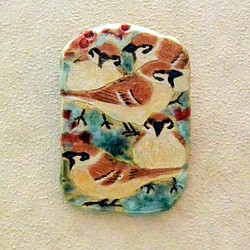 スズメの陶板　かわいい雀の壁掛け　鳥　インテリア飾り　手作り陶器・陶芸作品　植物柄 1枚目の画像