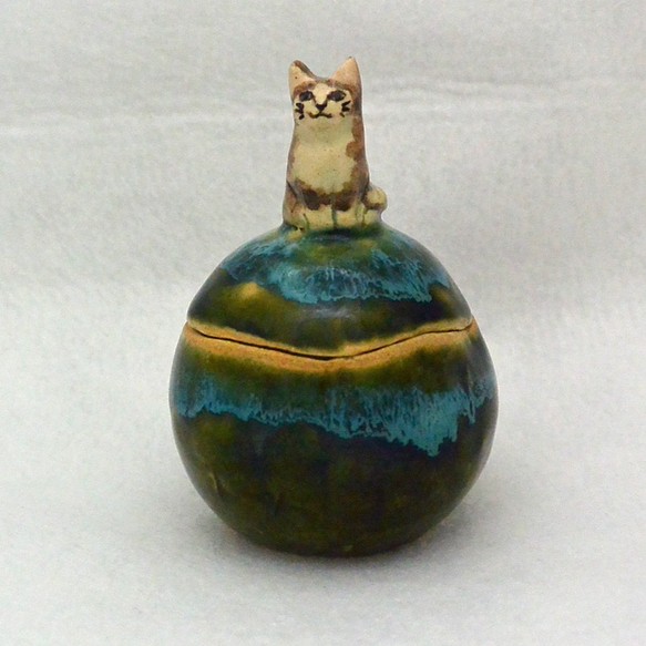 白黒ネコの丸い小物入れ 緑 ブルーグリーン 陶器・陶芸 猫 お座り 蓋 