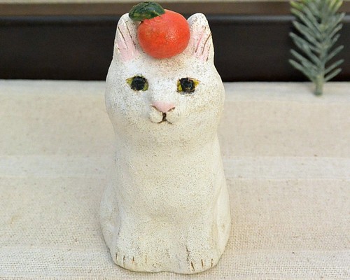 オーブン陶芸　ネコの鏡餅（A）　白猫　ネコ餅　みかん付　置き物　お正月の飾り