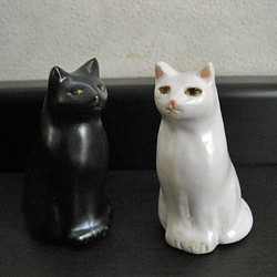 白猫・黒猫　おすましお座り　お友達ネコの二匹セット　陶器の置物 1枚目の画像