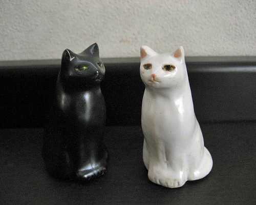 白猫・黒猫　おすましお座り　お友達ネコの二匹セット　陶器の置物