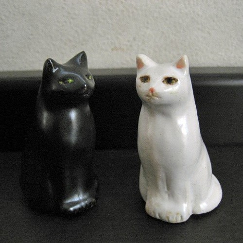 白猫・黒猫 おすましお座り お友達ネコの二匹セット 陶器の置物 その他