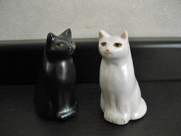 白猫・黒猫　おすましお座り　お友達ネコの二匹セット　陶器の置物 1枚目の画像