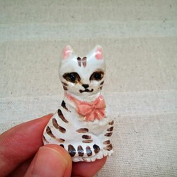 猫ブローチ　縞々ネコ　おしゃれさんなリボン付き　手作り陶芸　陶器の小物 1枚目の画像