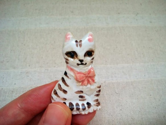 猫ブローチ　縞々ネコ　おしゃれさんなリボン付き　手作り陶芸　陶器の小物 1枚目の画像