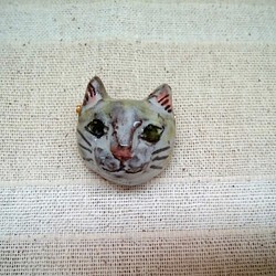猫ブローチ　顔だけ　個性的なネコのアクセサリー　手作り陶芸　陶器の小物 1枚目の画像