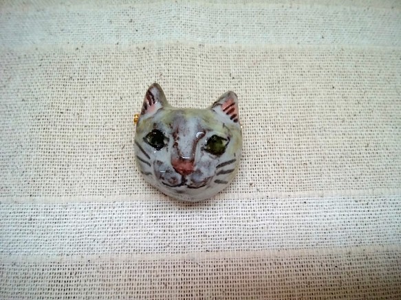 猫ブローチ　顔だけ　個性的なネコのアクセサリー　手作り陶芸　陶器の小物 1枚目の画像