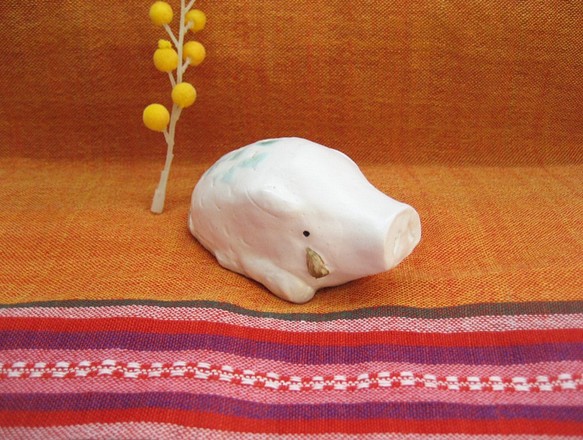 クリーマ限定！　2019年亥　白イノシシの置物（B)　干支の飾り　猪　リラックス・ほわいといのしし　陶器・陶芸 1枚目の画像