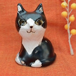 黒白ハチワレ猫　北欧風　かわいい顔のねこ　手作り陶芸　陶器の置物 1枚目の画像