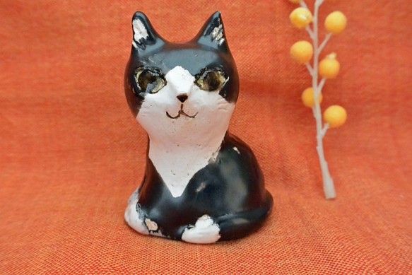 黒白ハチワレ猫　北欧風　かわいい顔のねこ　手作り陶芸　陶器の置物 1枚目の画像