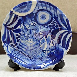 陶器の絵付 ネコのお皿　ブルーの植物柄　北欧風　キジトラ・猫・ネコ お皿たてつき 1枚目の画像
