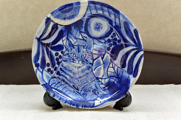 陶器の絵付 ネコのお皿　ブルーの植物柄　北欧風　キジトラ・猫・ネコ お皿たてつき 1枚目の画像