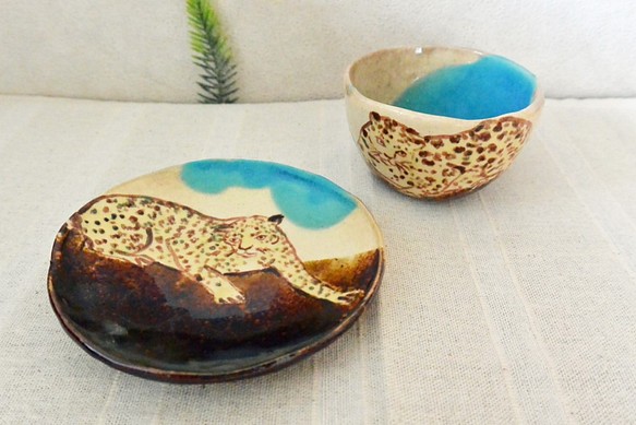 陶器　ヒョウのカップとお皿　ネコ科　ブルーとこげ茶　和風　手描き・手作り　大型猫 1枚目の画像