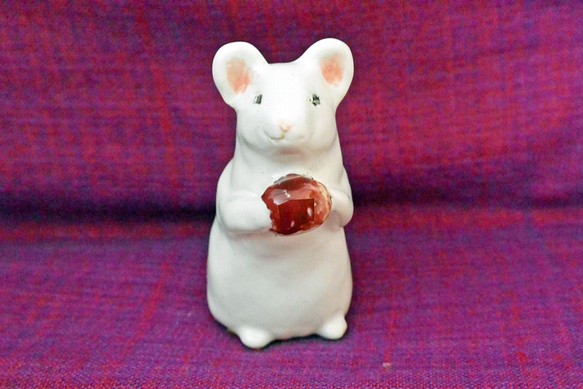 来年の干支 子年 ネズミ 赤い実を持っているa 白いねずみ 手作り陶芸 陶器の置物 置物 Shihoko 通販 Creema クリーマ ハンドメイド 手作り クラフト作品の販売サイト