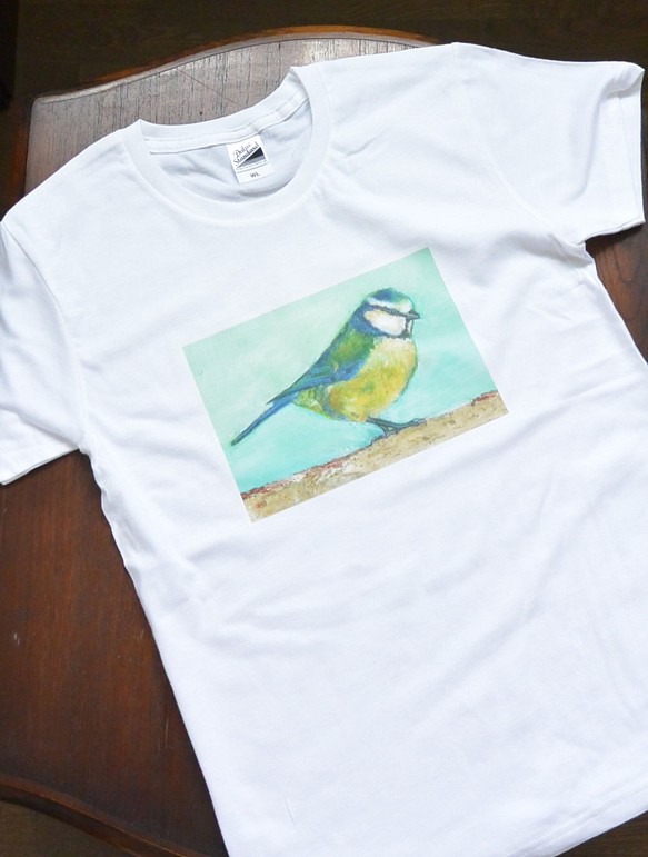 ブルーの小鳥Tシャツ　鳥のTシャツ　野鳥　アオガラ　油絵をアイロンプリント　白・ホワイト 1枚目の画像