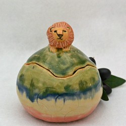 ライオンのアフリカン小物入れ　陶器・陶芸　ネコ科　ライオン伏せ　グリーン 1枚目の画像