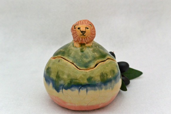 ライオンのアフリカン小物入れ　陶器・陶芸　ネコ科　ライオン伏せ　グリーン 1枚目の画像