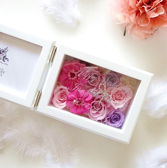 《名入れギフト☆メッセージ刻印》MEMORIES “Attacher” 華やかで可愛らしいピンクのフォトフレーム 1枚目の画像