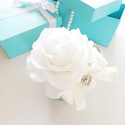 Design Flower  “Petit white flower” 上品ブルー×美しいホワイトローズのアレンジ 1枚目の画像