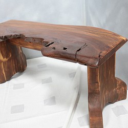 【ミニテーブル】瓦型の脚に、節の不均等な形状の天板 1枚目の画像