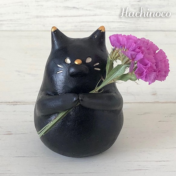 陶土　３色の中から選べる　お花を持つ黒猫オブジェ 1枚目の画像
