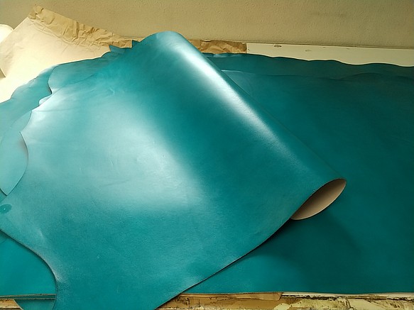 ロイスkip　牛革 ベジタブル　160デシ程度　厚さ1.4mm前後 ブルーグリル系 1枚目の画像