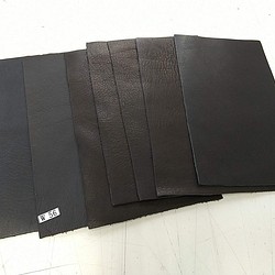 W56　 牛革　カット革小　黒（色味がバラバラ）20cm×12cm　7枚　1.1ｍｍ前後 1枚目の画像