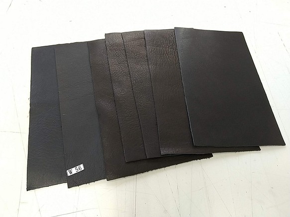 W56　 牛革　カット革小　黒（色味がバラバラ）20cm×12cm　7枚　1.1ｍｍ前後 1枚目の画像