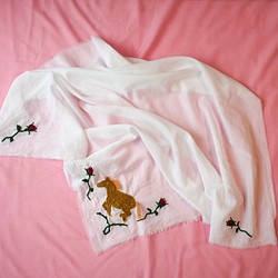 薔薇と馬の刺繍スカーフ 1枚目の画像