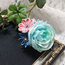 【つまみ細工】夏色❕爽やかブルーとグリーンのむら染め バラのポニーフック 1枚目の画像