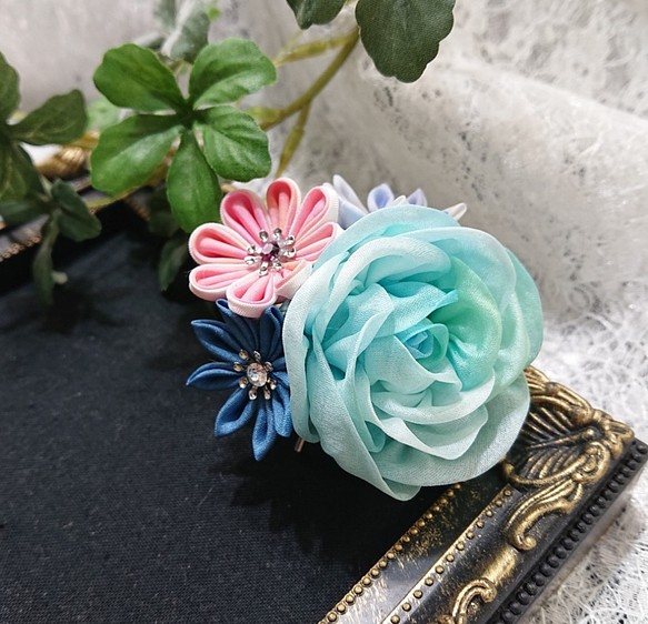 【つまみ細工】夏色❕爽やかブルーとグリーンのむら染め バラのポニーフック 1枚目の画像